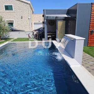 ZADAR, PRIVLAKA - Vila s bazenom 200 metara od mora