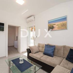 ZADAR, PRIVLAKA - Vila s bazenom 200 metara od mora