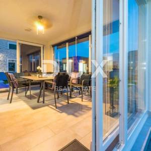 ZADAR, PRIVLAKA - Vila s bazenom 200 metara od mora