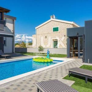ZADAR, PRIVLAKA - Vila s bazenom 200 metara od mora