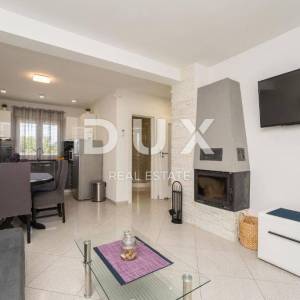 ZADAR, PRIVLAKA - Vila s bazenom 200 metara od mora