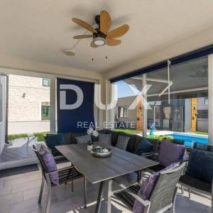 ZADAR, PRIVLAKA - Vila s bazenom 200 metara od mora