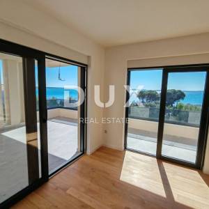 ZADAR, PRIVLAKA - Vrhunski penthouse 70 metara od mora s privatnim putem do plaže! S9