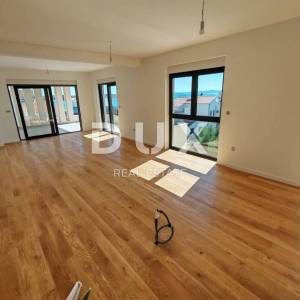 ZADAR, PRIVLAKA - Vrhunski penthouse 70 metara od mora s privatnim putem do plaže! S9