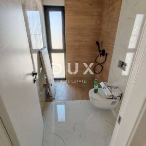 ZADAR, PRIVLAKA - Vrhunski penthouse 70 metara od mora s privatnim putem do plaže! S9