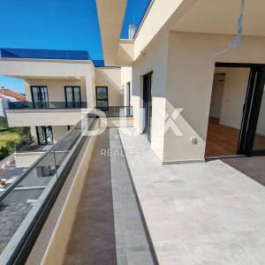 ZADAR, PRIVLAKA - Vrhunski penthouse 70 metara od mora s privatnim putem do plaže! S9