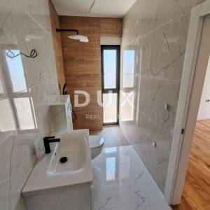 ZADAR, PRIVLAKA - Vrhunski penthouse 70 metara od mora s privatnim putem do plaže! S9