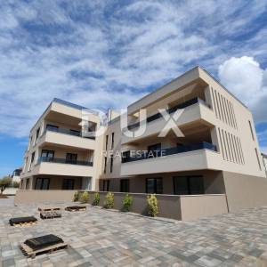 ZADAR, PRIVLAKA - Vrhunski penthouse 70 metara od mora s privatnim putem do plaže! S9