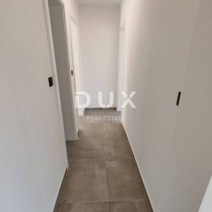 ZADAR, PRIVLAKA - Vrhunski penthouse s grijanim bazenom na krovnoj terasi! S6