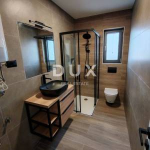 ZADAR, PRIVLAKA - Vrhunski penthouse s grijanim bazenom na krovnoj terasi! S6