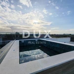 ZADAR, PRIVLAKA - Vrhunski penthouse s grijanim bazenom na krovnoj terasi! S6