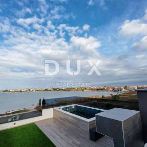 ZADAR, PRIVLAKA - Vrhunski penthouse s grijanim bazenom na krovnoj terasi! S6