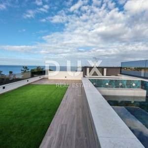 ZADAR, PRIVLAKA - Vrhunski penthouse s grijanim bazenom na krovnoj terasi! S6