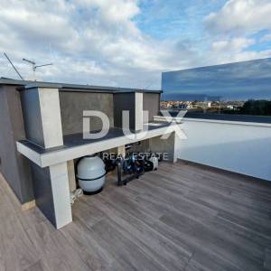 ZADAR, PRIVLAKA - Vrhunski penthouse s grijanim bazenom na krovnoj terasi! S6