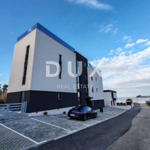 ZADAR, PRIVLAKA - Vrhunski penthouse s grijanim bazenom na krovnoj terasi! S6