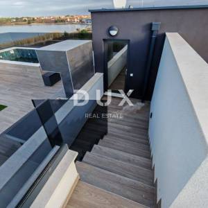 ZADAR, PRIVLAKA - Vrhunski penthouse s grijanim bazenom na krovnoj terasi! S6