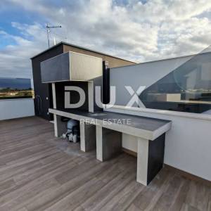 ZADAR, PRIVLAKA - Vrhunski penthouse s grijanim bazenom na krovnoj terasi! S5