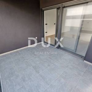 ZADAR, PRIVLAKA - Vrhunski penthouse s grijanim bazenom na krovnoj terasi! S5