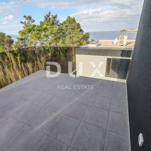 ZADAR, PRIVLAKA - Vrhunski penthouse s grijanim bazenom na krovnoj terasi! S5