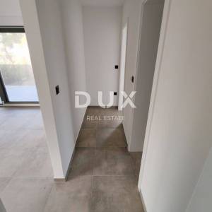 ZADAR, PRIVLAKA - Vrhunski penthouse s grijanim bazenom na krovnoj terasi! S5