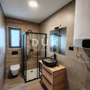 ZADAR, PRIVLAKA - Vrhunski penthouse s grijanim bazenom na krovnoj terasi! S5