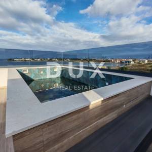 ZADAR, PRIVLAKA - Vrhunski penthouse s grijanim bazenom na krovnoj terasi! S5