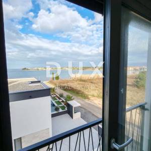 ZADAR, PRIVLAKA - Vrhunski penthouse s grijanim bazenom na krovnoj terasi! S5