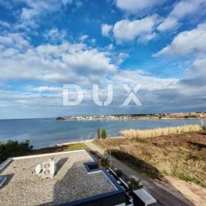 ZADAR, PRIVLAKA - Vrhunski penthouse s grijanim bazenom na krovnoj terasi! S5