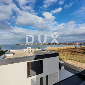 ZADAR, PRIVLAKA - Vrhunski penthouse s grijanim bazenom na krovnoj terasi! S5