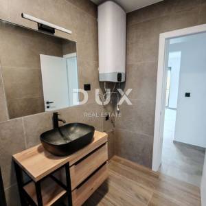 ZADAR, PRIVLAKA - Vrhunski penthouse s grijanim bazenom na krovnoj terasi! S5