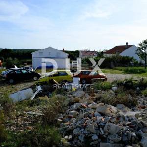 ZADAR, RADOVIN - Građevinsko zemljište s velikim potencijalom u mirnom okruženju mjesta Radovin na samo 8 minuta od plaže!...
