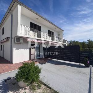 ZADAR, RTINA - Prostrana kuća s impresivnim pogledom na more