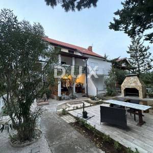 ZADAR, SABUNIKE - Kuća sa 6 apartmana - Prilika za investiciju!