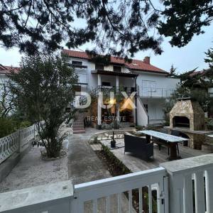 ZADAR, SABUNIKE - Kuća sa 6 apartmana - Prilika za investiciju!