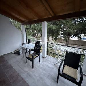 ZADAR, SABUNIKE - Kuća sa 6 apartmana - Prilika za investiciju!