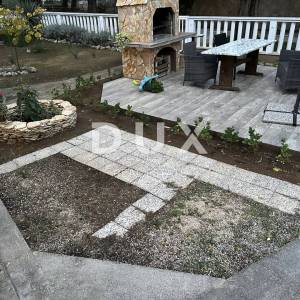 ZADAR, SABUNIKE - Kuća sa 6 apartmana - Prilika za investiciju!