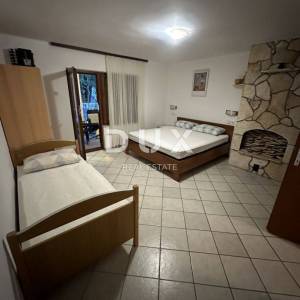 ZADAR, SABUNIKE - Kuća sa 6 apartmana - Prilika za investiciju!
