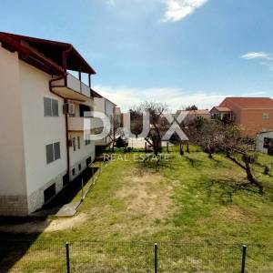 ZADAR, SABUNIKE - Prostrana apartmanska kuća s velikom okućnicom