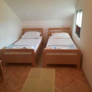 ZADAR, SABUNIKE - Prostrana apartmanska kuća s velikom okućnicom