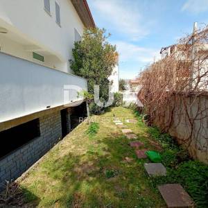 ZADAR, SABUNIKE - Prostrana apartmanska kuća s velikom okućnicom