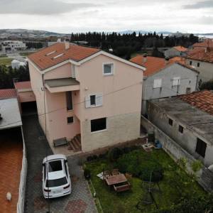 ZADAR, SMILJEVAC - Prostrana renovirana kuća s garažom