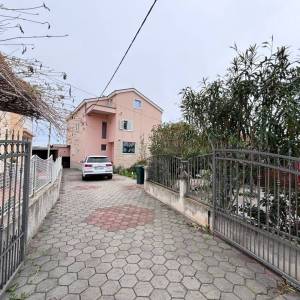ZADAR, SMILJEVAC - Prostrana renovirana kuća s garažom
