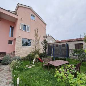 ZADAR, SMILJEVAC - Prostrana renovirana kuća s garažom