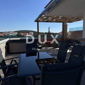 ZADAR, SUKOŠAN - Dvosobni stan sa krovnom terasom - Pogled na more!