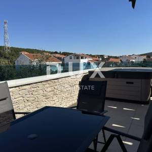 ZADAR, SUKOŠAN - Dvosobni stan sa krovnom terasom - Pogled na more!