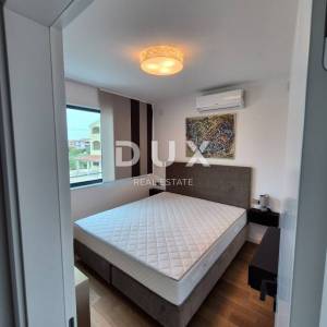 ZADAR, SUKOŠAN - Luksuzno namješten troetažni stan prvi red do plaže!
