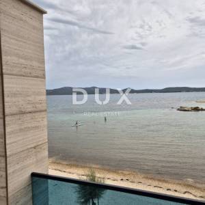 ZADAR, SUKOŠAN - Luksuzno namješten troetažni stan prvi red do plaže!