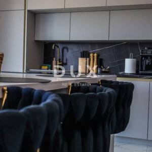 ZADAR, SVETI FILIP I JAKOV - Kompletno namještena novogradnja s čak 220 m2 okućnice i pogledom na more!