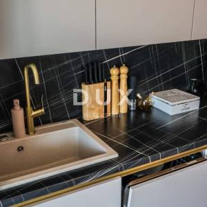 ZADAR, SVETI FILIP I JAKOV - Kompletno namještena novogradnja s čak 220 m2 okućnice i pogledom na more!