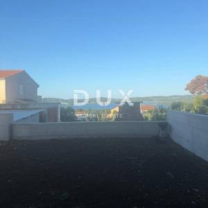 ZADAR, SVETI FILIP I JAKOV - Kompletno namještena novogradnja s čak 220 m2 okućnice i pogledom na more!